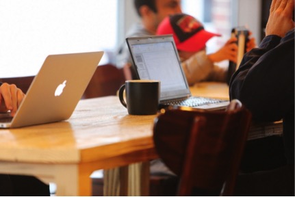 ノートパソコンが並んでいる画像