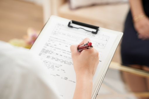 カルテを持って話している画像