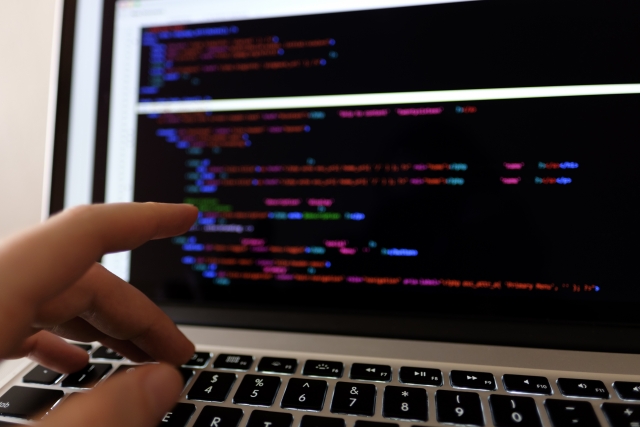プログラムコードが表示されているノートパソコンの画像