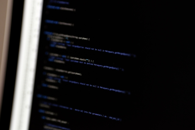 プログラムコードが表示されているパソコンの画像