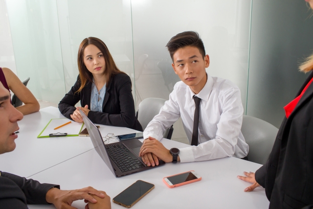 会議している男性の画像