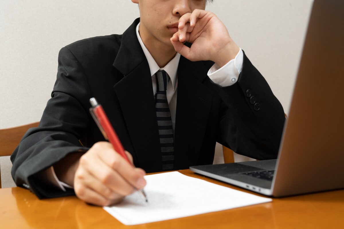 勉強している男性