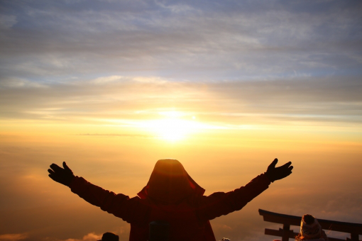 手を広げている