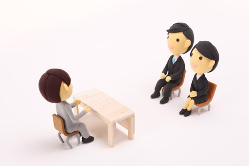 男女が面接している画像