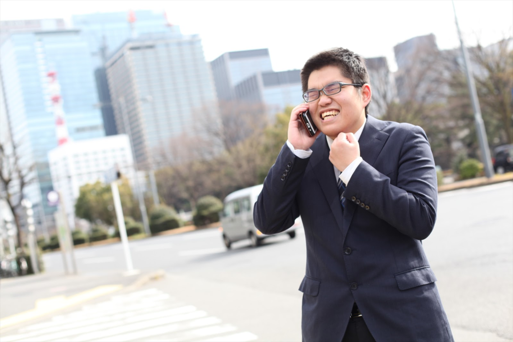 喜んでいる男性の画像