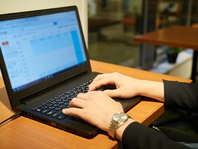 ノートパソコンを使っている女性の画像