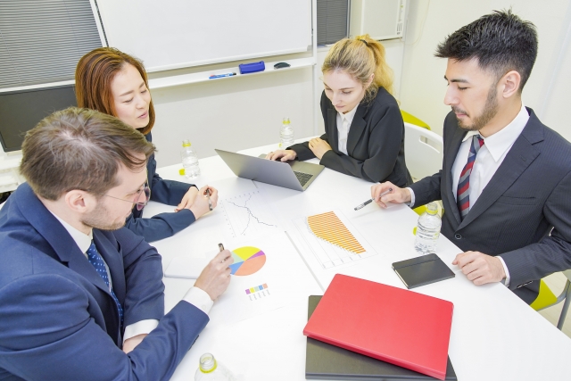 打ち合わせしている男女の画像