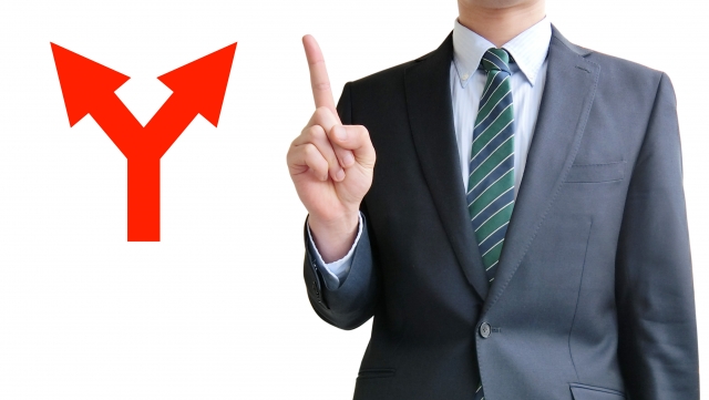 人差し指を立てている男性