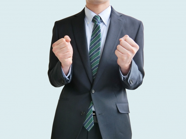 スーツ姿の男性