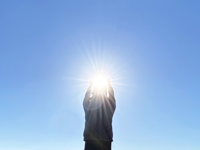 手を上に向けている人