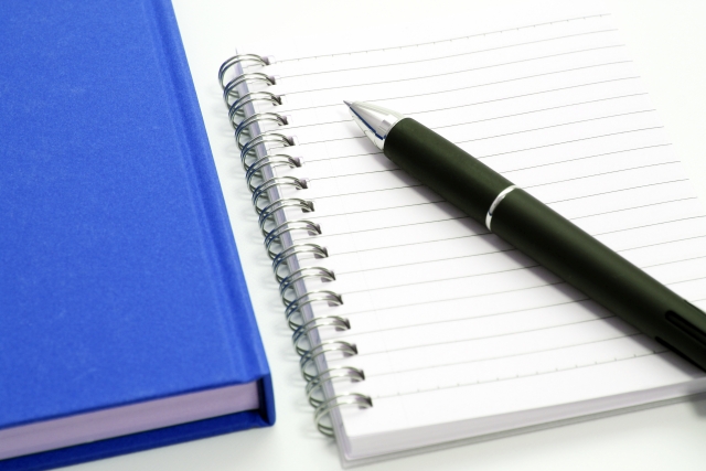 本とペンが並んでいる画像