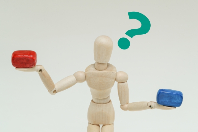 悩んでいる人形