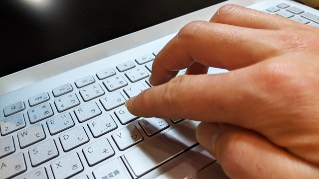 キーボードを触っている手付き