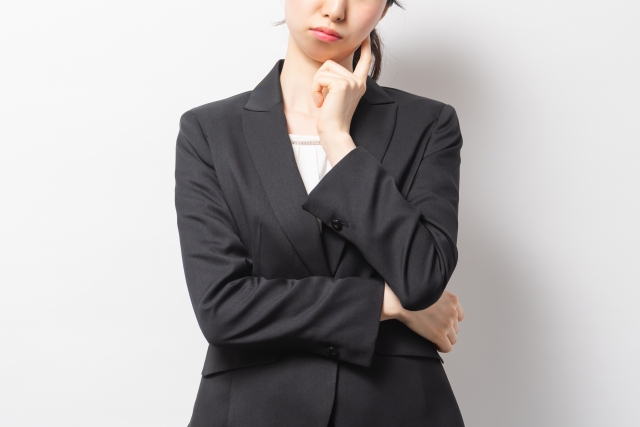 悩んでいる女性