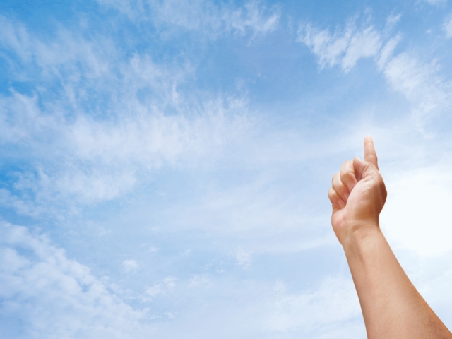 人差し指を立てている人