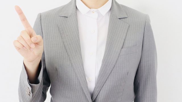 人差し指を立てている女性