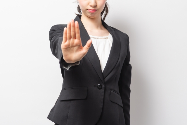 手を前に向けている女性