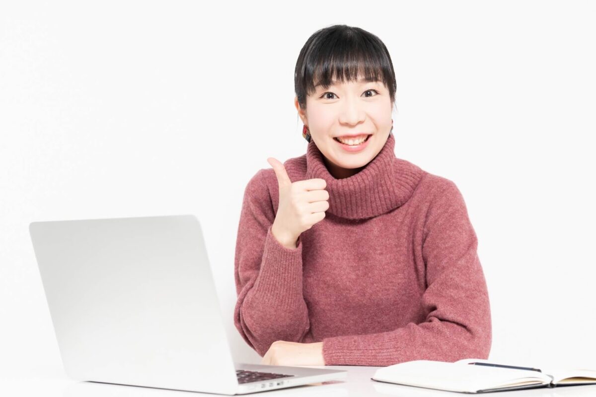 親指を立てる女性