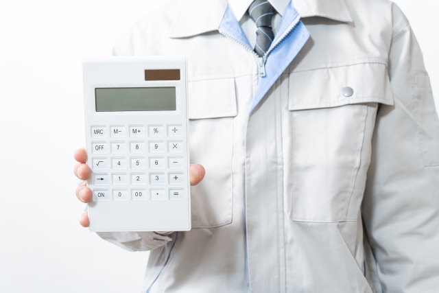 電卓を持っている男性