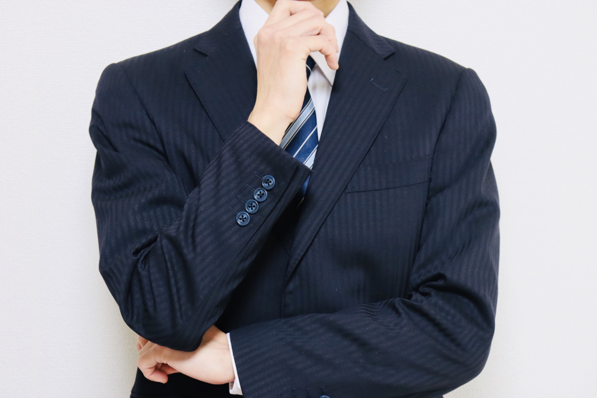 スーツ姿の男性
